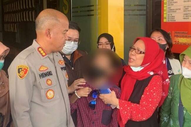 Viral, Bocah Laki-laki Diikat Rantai dan Berhasil Melarikan Diri