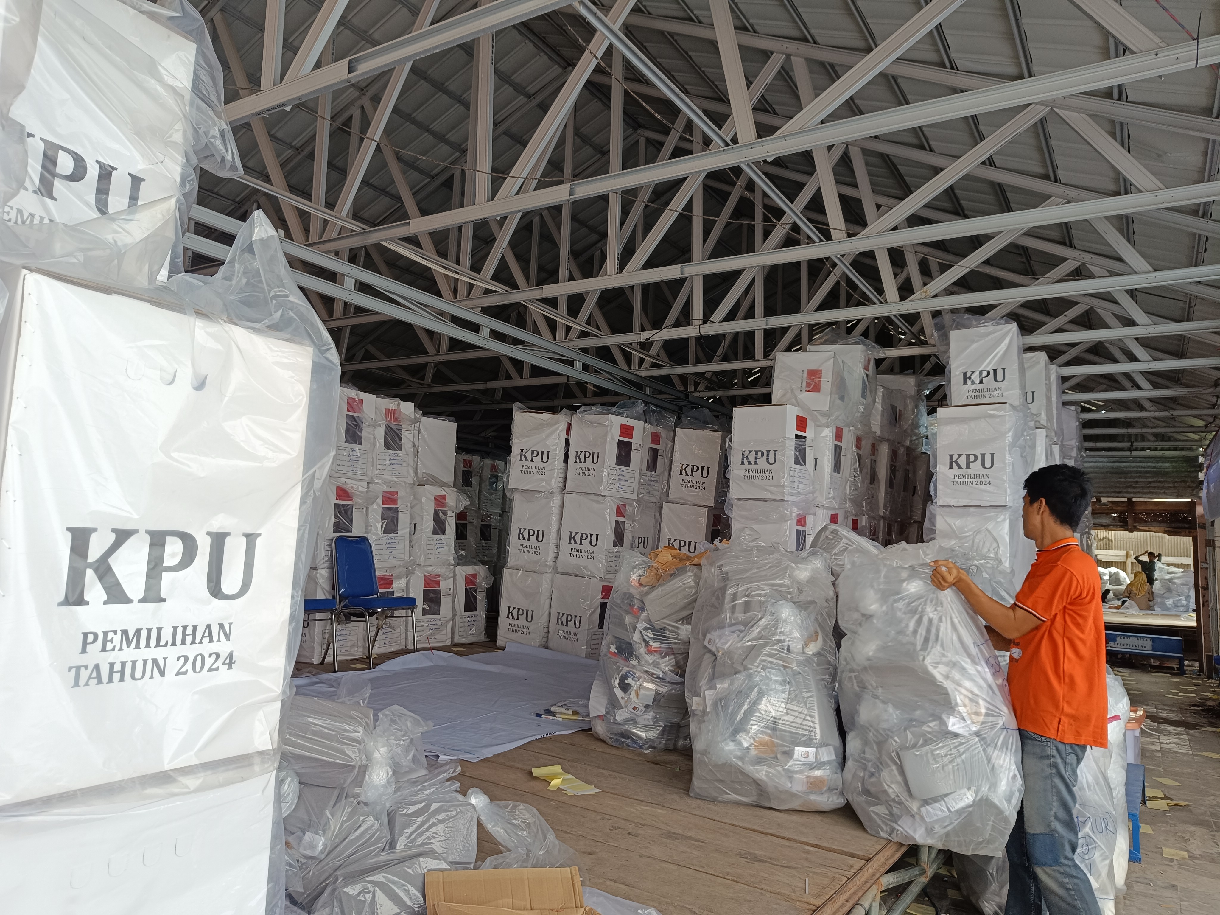 KPU OKI Mulai Pendistribusian Logistik Pemilu  20 November 2024