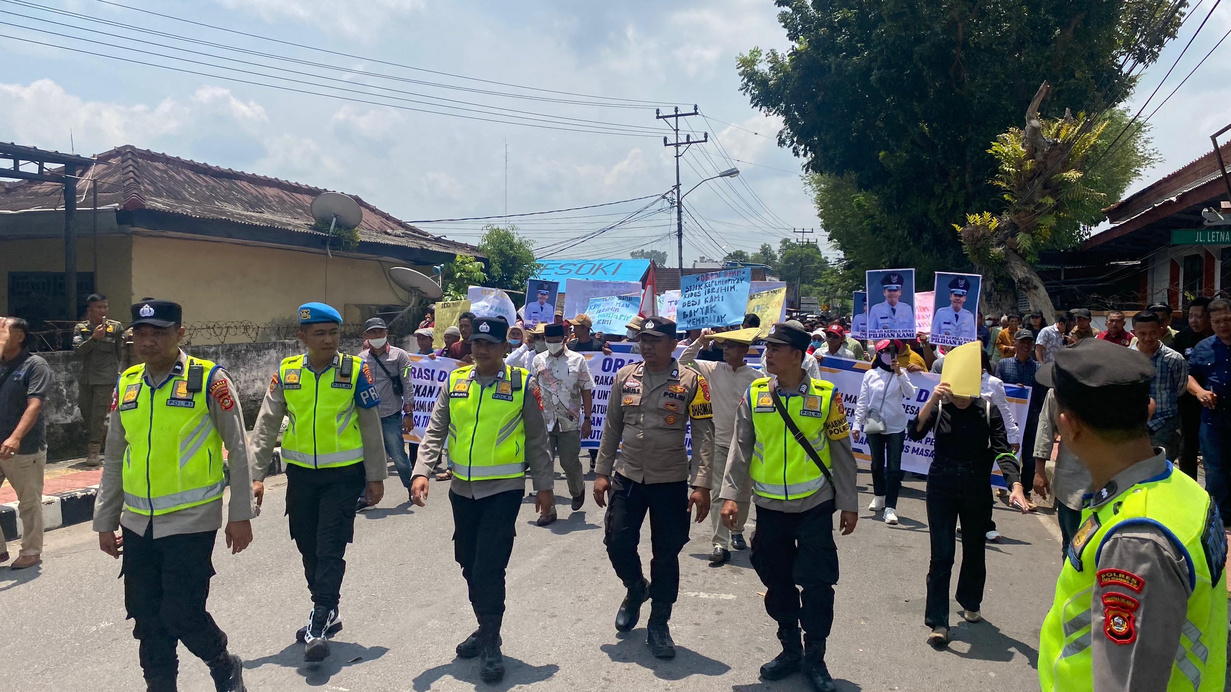 Ratusan Personel Gabungan Amankan Aksi Damai Warga Pematang Panggang OKI di PN Kayuagung