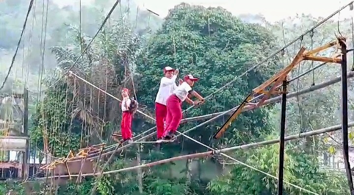 Menantang Maut, Pelajar SD Desa Sosokan Muratara Terpaksa Seberangi Sungai dari Jembatan yang Rusak