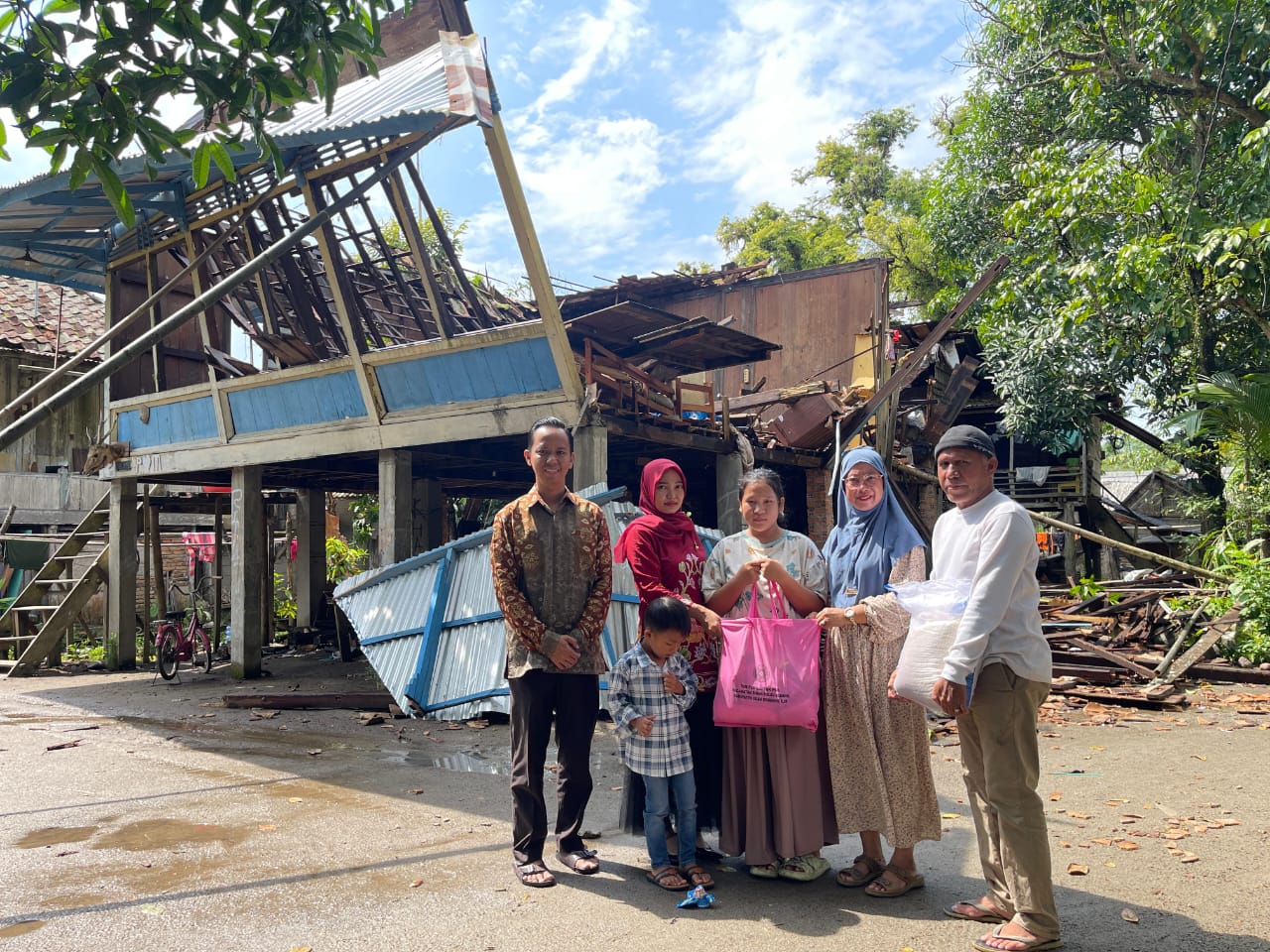 Dimakan Usia Rumah Panggung Milik Warga Desa Mangun Jaya SP Padang OKI Roboh