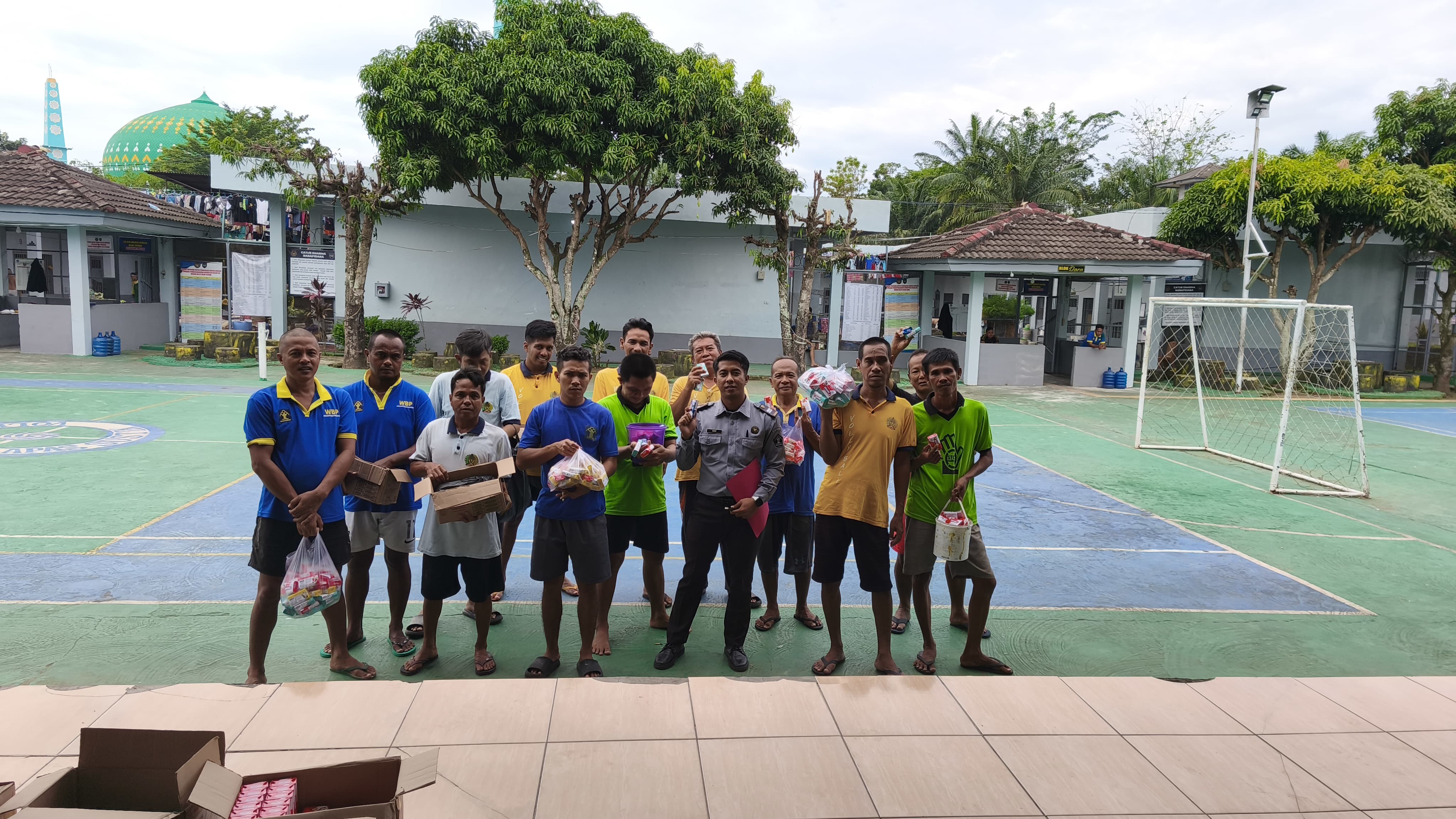 Lapas Narkotika Kelas IIA Muara Beliti Bagikan Peralatan Mandi untuk Warga Binaan