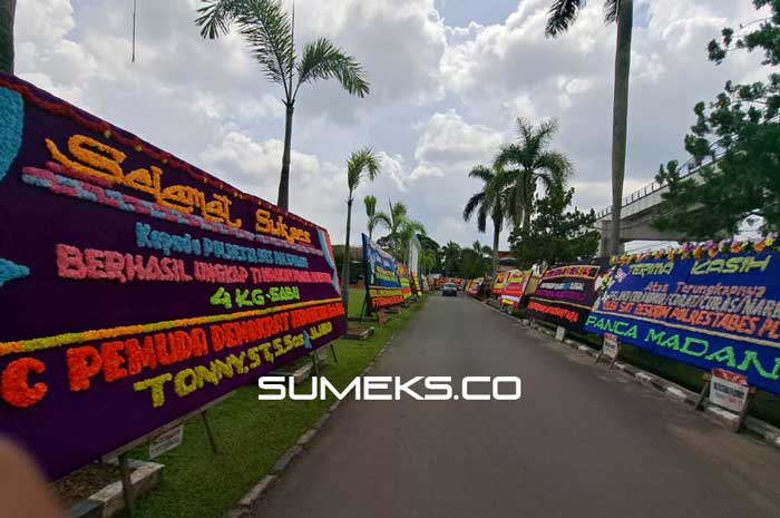 Banyak Ungkap Kasus, Polrestabes Palembang Banjir Karangan Bunga