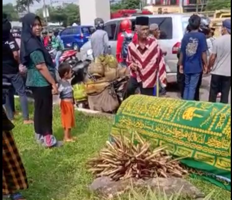 Bawa Jenazah, Mobil Ambulans Ditabrak Ayla hingga Terbalik di Simpang Bandara SMB II Palembang