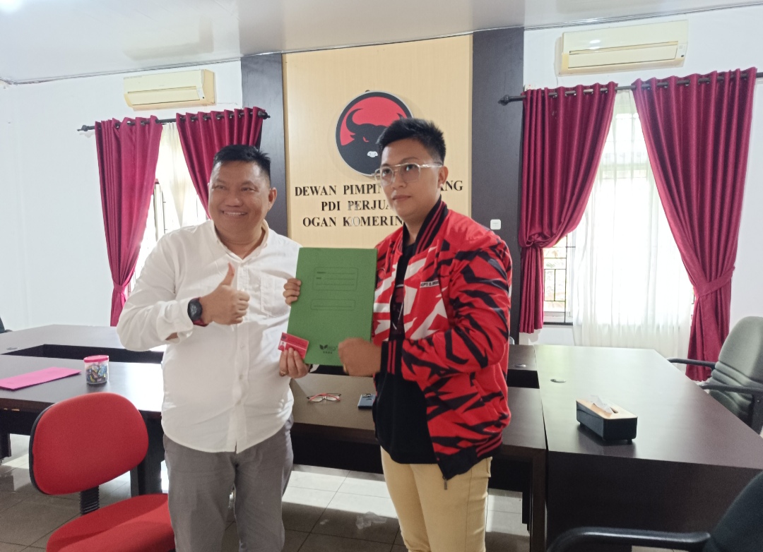 Mantan Ketua DPC PDIP OKI Serahkan Berkas Pengunduran Diri