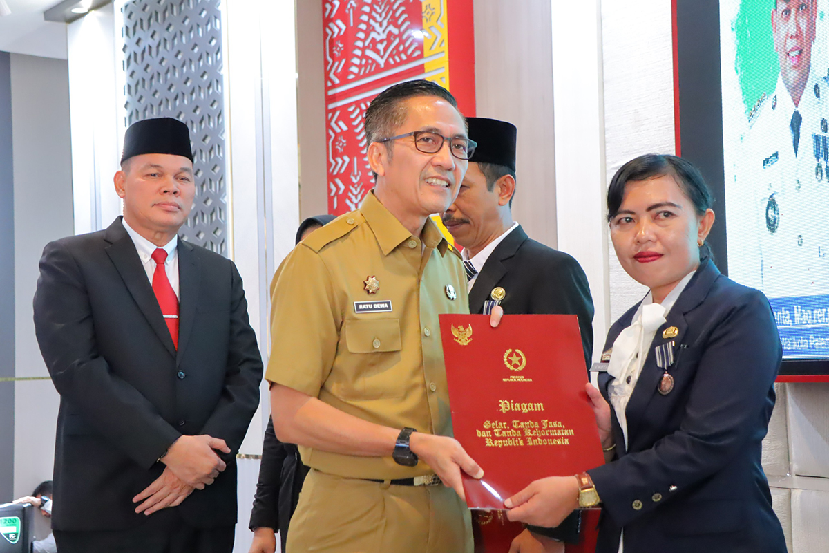 ASN Palembang Terima Penghargaan Satyalancana Karya Satya, Ratu Dewa: Guru SD Masih Kurang!