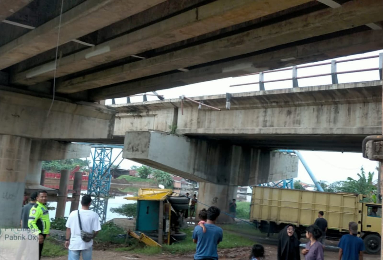 Truk Tanpa Muatan di Palembang Terjun Bebas ke Bawah Jembatan Keramasan, Hilang Kendali Setir Lepas 