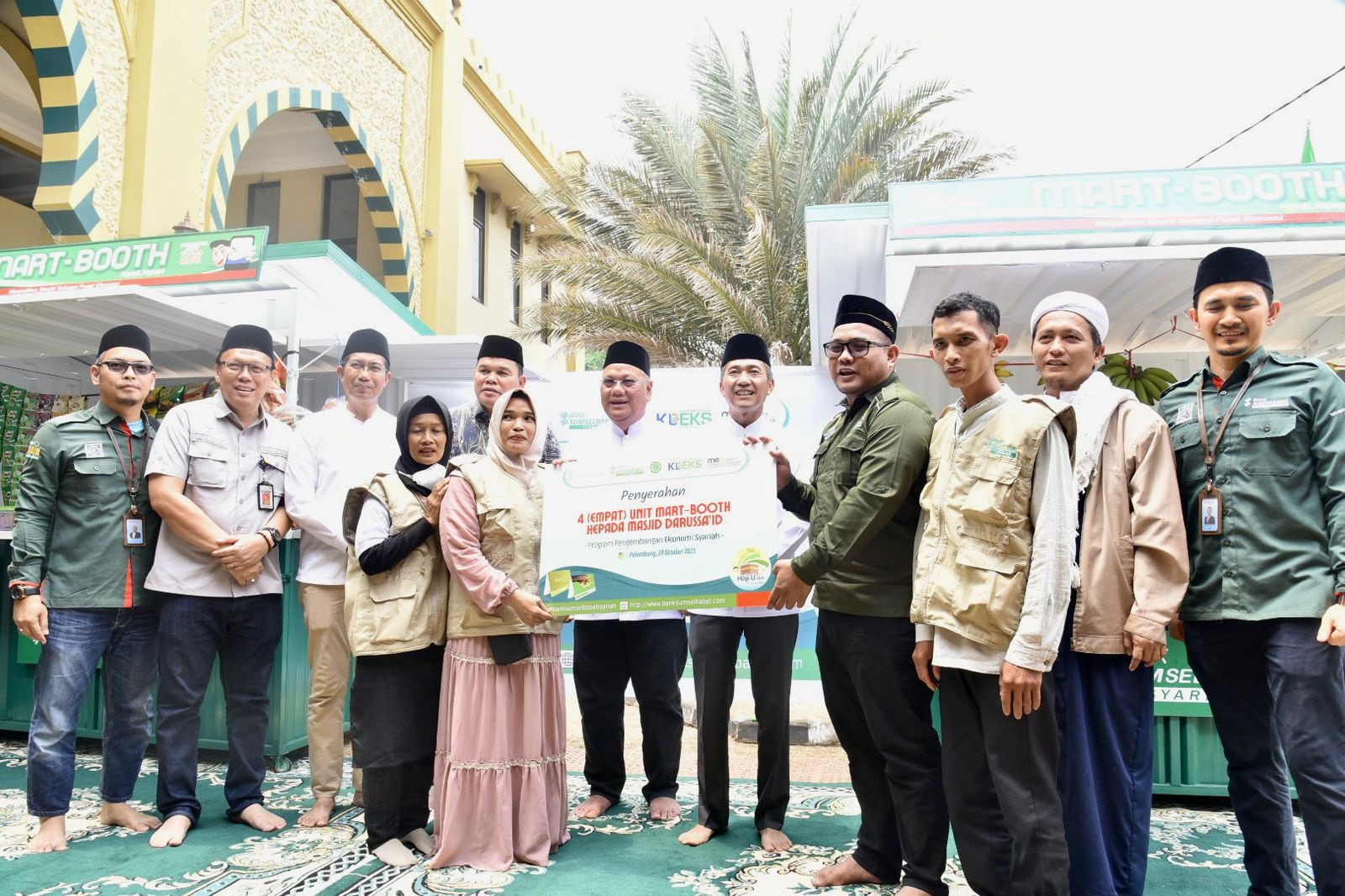  Pj Wako Palembang Serahkan 4 Kontainer Mart-Booth Bank Sumsel Babel untuk Masjid Darussaid