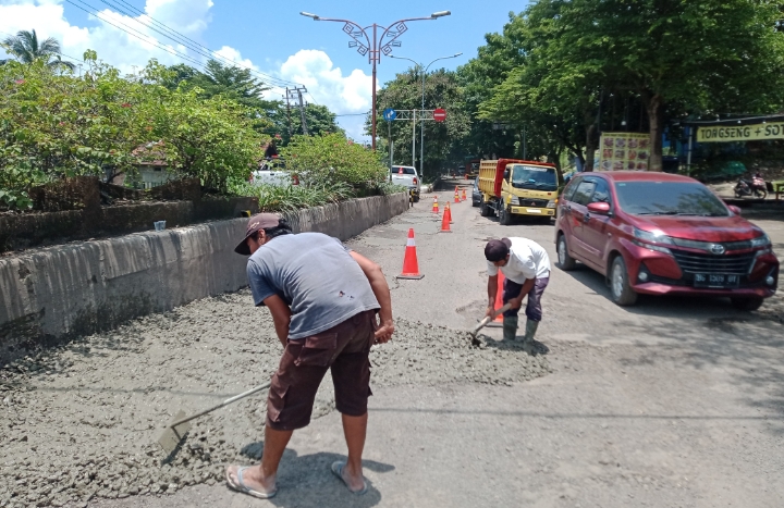 Dinas PUPR Muara Enim Lakukan Perbaikan Darurat Jalan Nasional untuk Keselamatan Pengendara