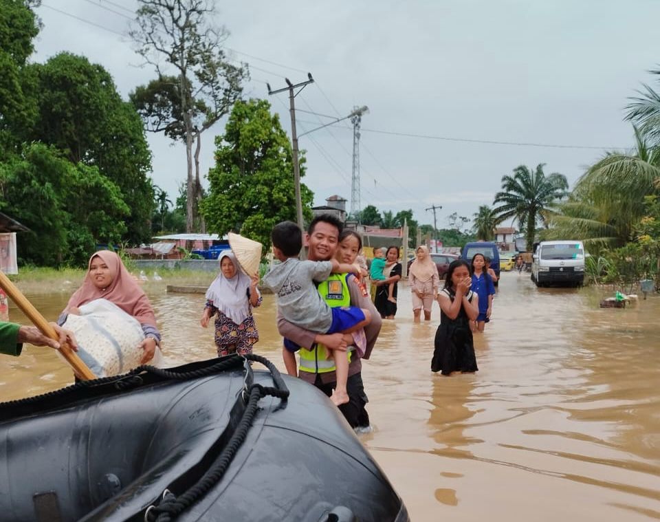 Polda Sumsel Respon Cepat Bantu Korban Banjir di Muratara, Kapolda: Bukti Polri Hadir di Tengah Masyarakat
