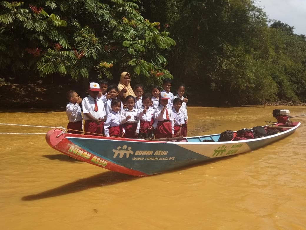 Pengabdian Guru dan Harapan Siswa di Muratara, Dulu Puluhan Tahun Melintasi Hutan Kini Menikmati Perahu