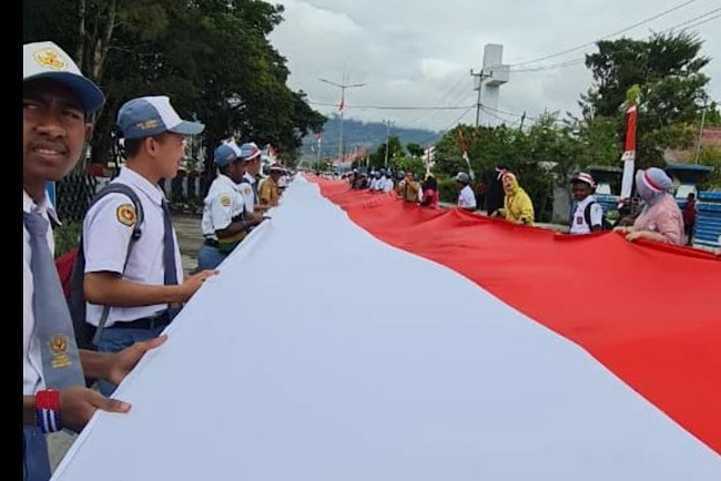 Merdeka! Ribuan Warga Papua Pengunungan Antusias Bentangkan Bendera Sepanjang 2023 Meter di Jalan Yos Sudarso