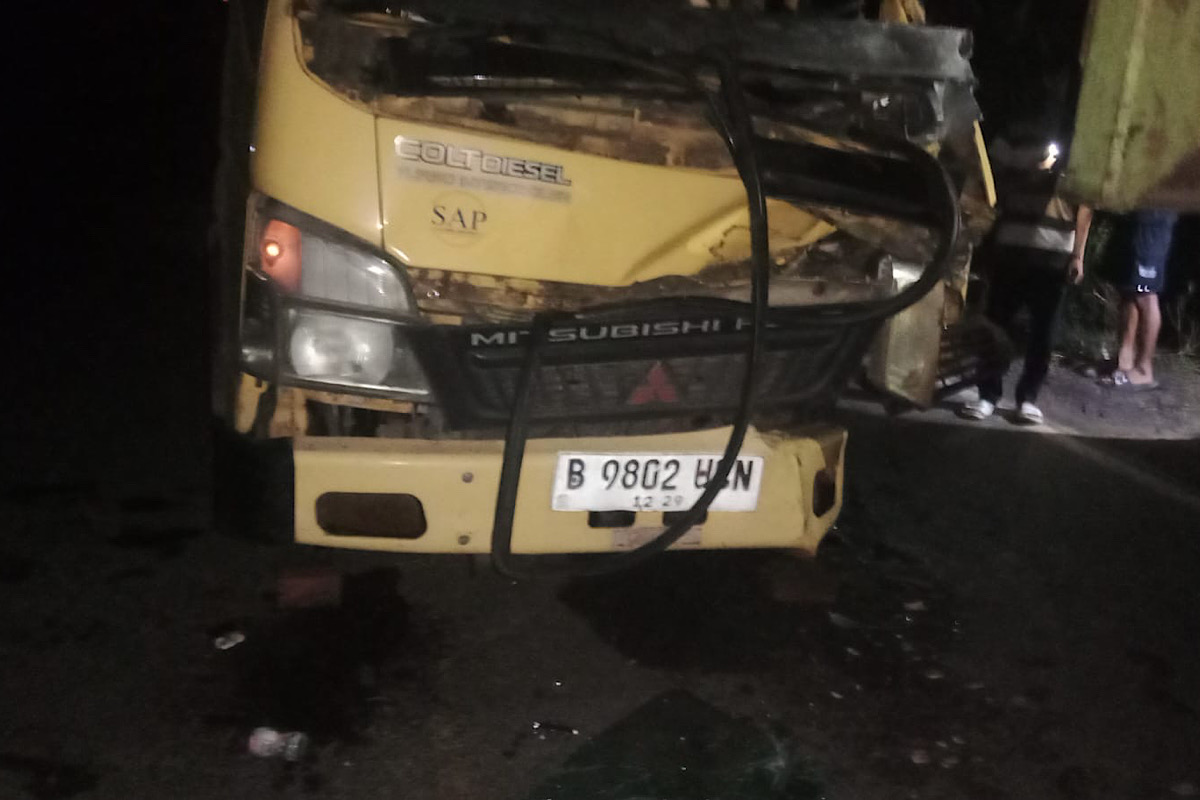 Laka Lintas Muara Enim-Prabumulih, Colt Diesel Tabrak Truk Tronton, 1 Penumpang Colt Begin Nasibnya?