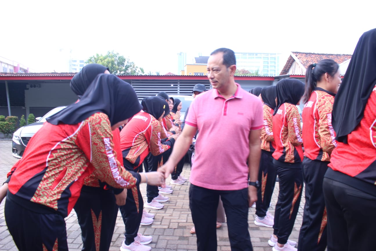 Wakapolda Lepas Kontingen Bola Voli Bhayangkari Sumsel Bertanding ke Jambi