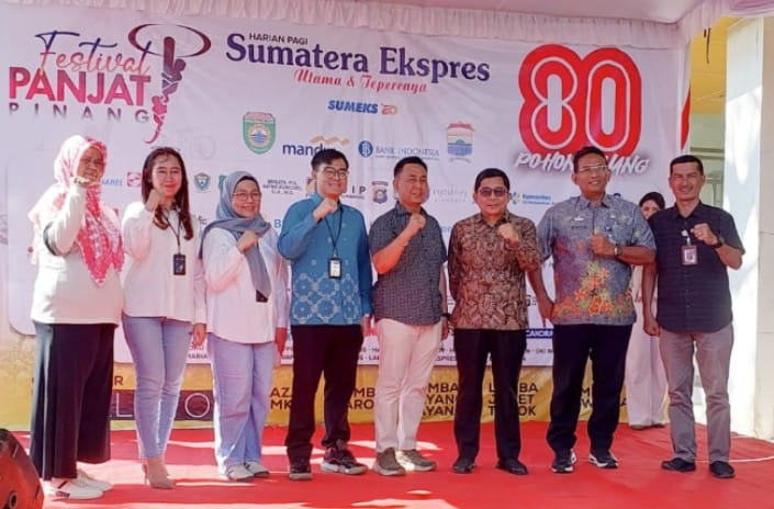 Festival Panjat 80 Batang Pinang Sumatera Ekspres Group Resmi Dibuka, Diikuti 60 UMKM