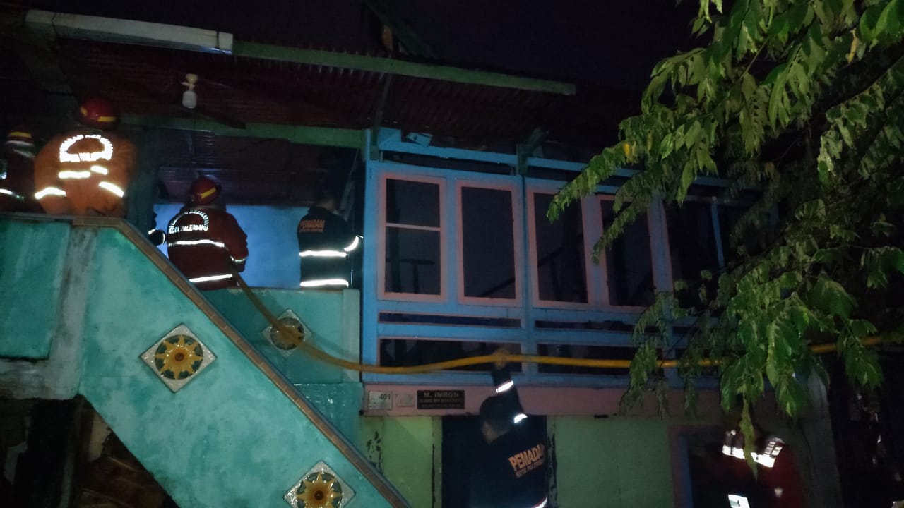 Rumah Panggung Dua Lantai di Kecamatan Jakabaring Terbakar, Ada Anggota Keluarga Terkena Hawa Panas 
