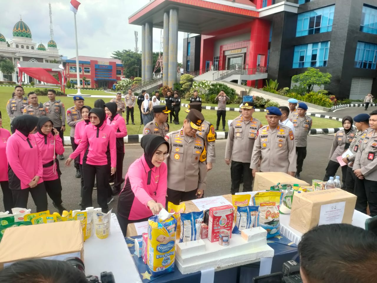 Bhayangkari Polda Sumsel Berangkatkan Lima Truk Bantuan Kemanusiaan Ke Aceh dan Sumatera Utara 