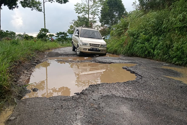 Jalan Provinsi-Kabupaten Babak Belur