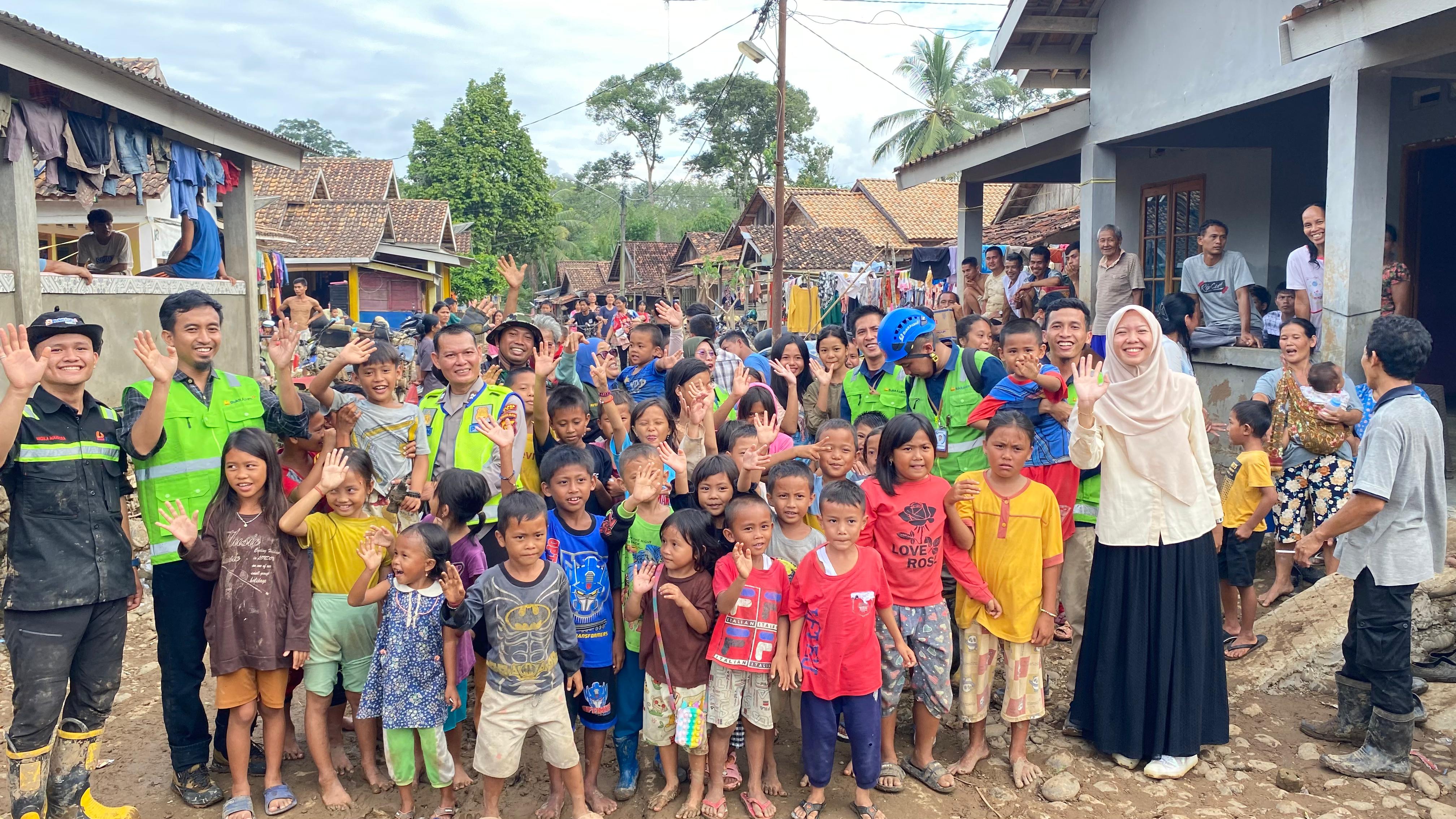 Bukit Asam (PTBA) Salurkan Bantuan Kemanusiaan untuk Korban Banjir di Ulak Pandan