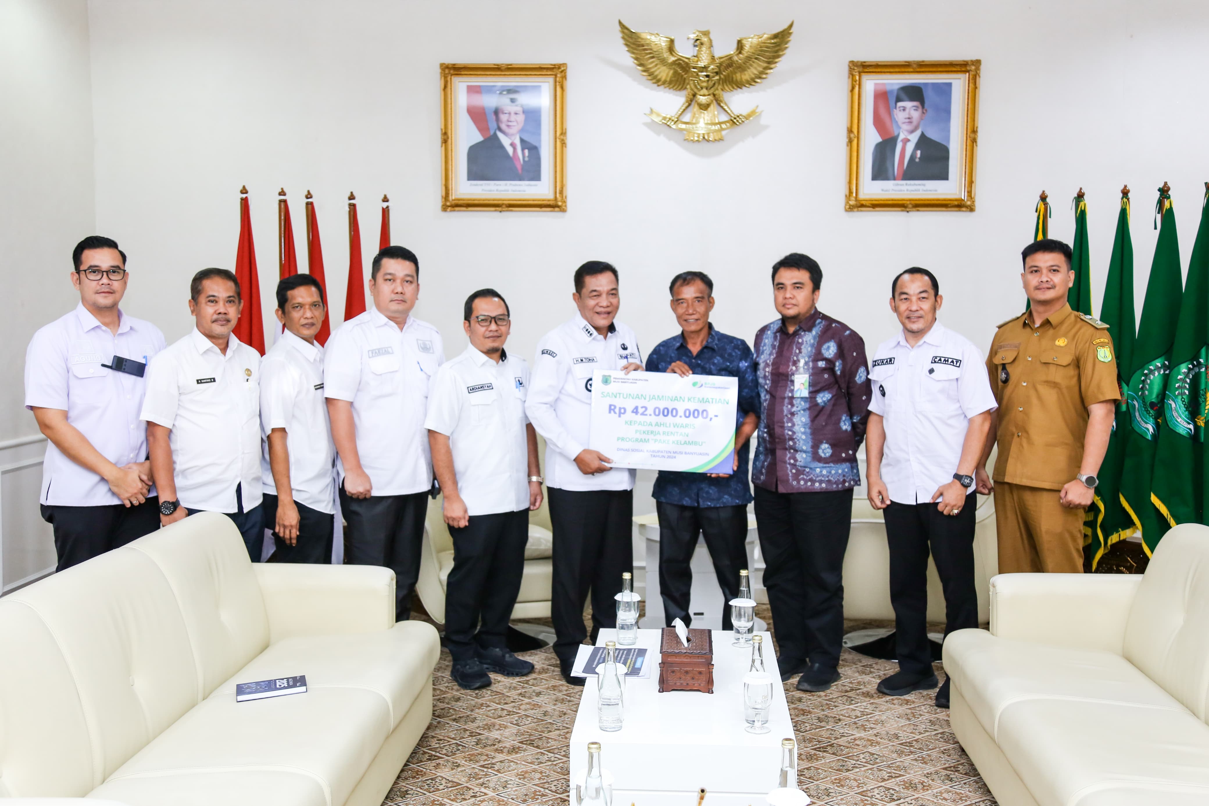 Bupati Muba dan BPJS Ketenagakerjaan Serahkan Santunan Rp42 Juta kepada Ahli Waris Pekerja Rentan