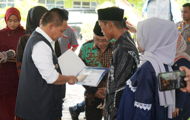 Pj Bupati Muara Enim Serahkan Buku Nikah 42 Pasangan Pengantin