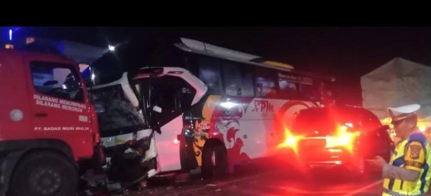 Ambil Jalur Berlawanan, Bus AKAP Tabrak Truk Tangki Pertamina di Jalintim Palembang-Betung