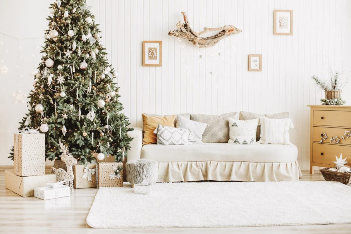 9 Ide Dekorasi Natal untuk Ruang Tamu yang Bikin Meriah dan Berkesan