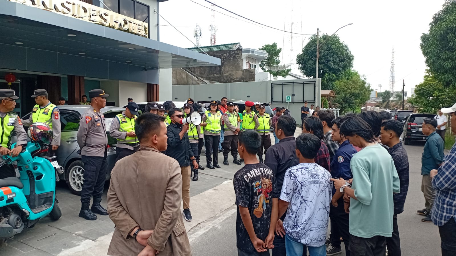 Operasional Hotel Parkside Palembang Ditutup Paksa, Disaksikan Personel Kepolisian Simbolis Digembok Massa 