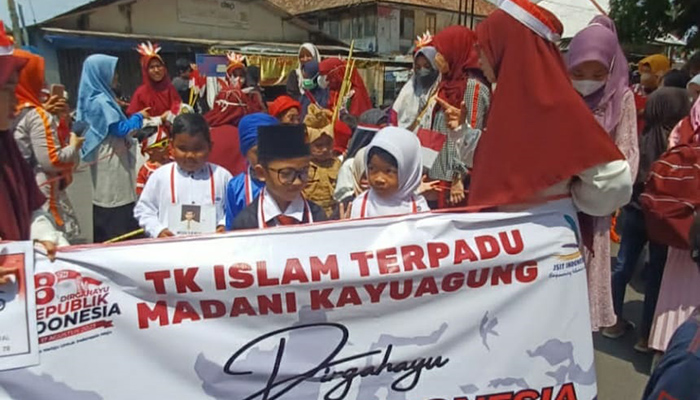 Masyarakat Kabupaten OKI Antuasis Saksikan Pawai Karnaval HUT Kemerdekaan RI ke-78