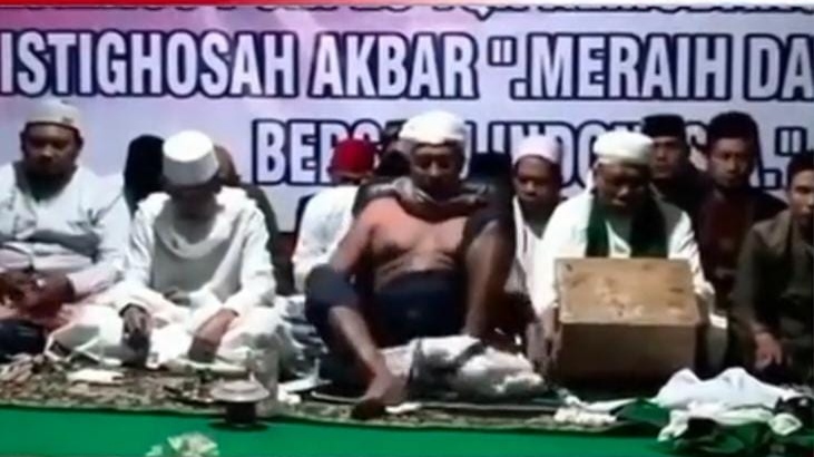 GEGER! Seorang Mengaku Wali Melakukan Aksi  Telanjang Dada Saat Ceramah, Warganet Kutuk Aksi Nyelenehnya