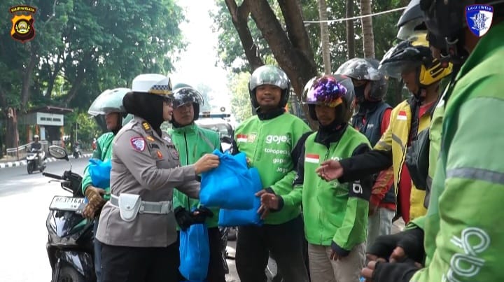 Wujud Kepedulian, Tim Patroli Polwan Polda Sumsel Bagikan Bantuan Sosial untuk Pengemudi Ojek Online