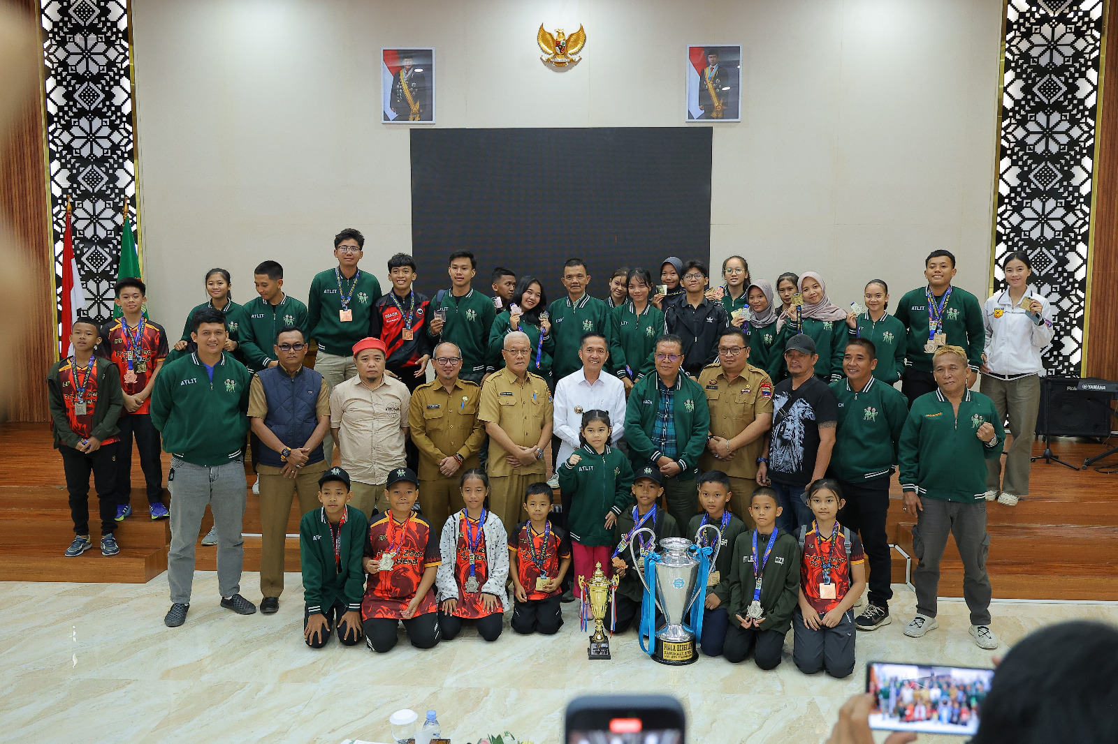 Para Karateka RDPS Diguyur Bonus usai Sabet Gelar Juara Umum 