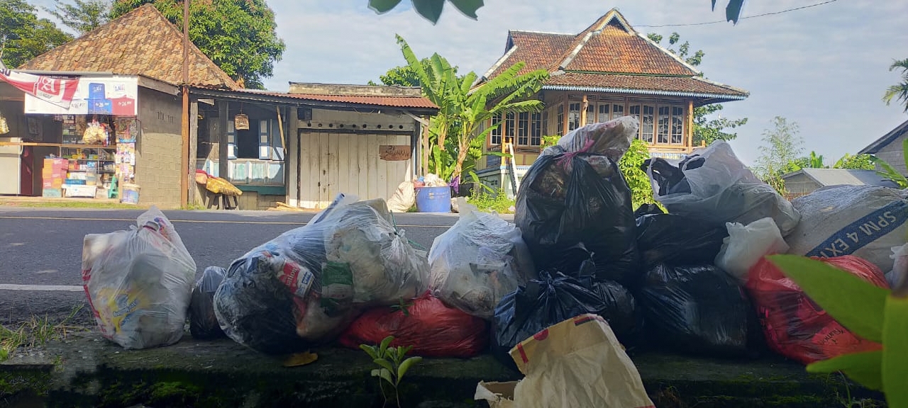 Sudah 3 Hari Menumpuk di Pinggir Jalan, Sampah di Sungai Pinang Ogan Ilir Keluarkan Bau Tak Sedap