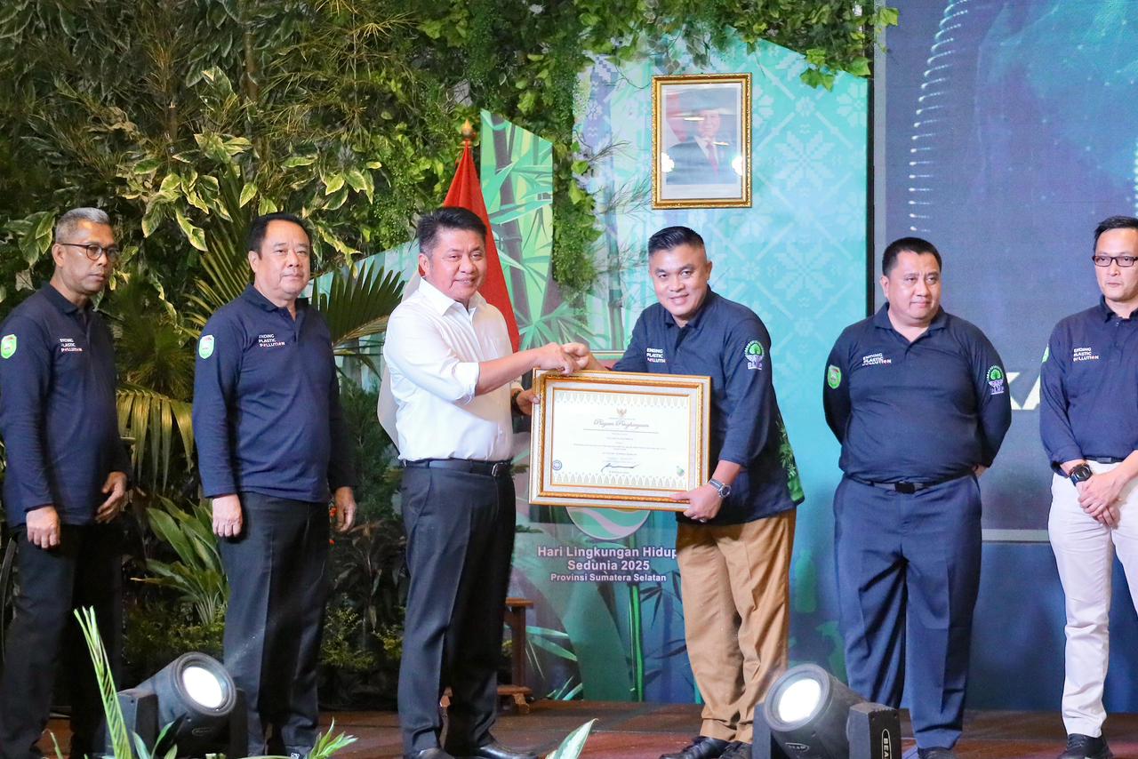 Momen Hari Lingkungan Hidup Sedunia, Ratu Dewa Raih 3 Penghargaan Langsung dari Gubernur Sumsel