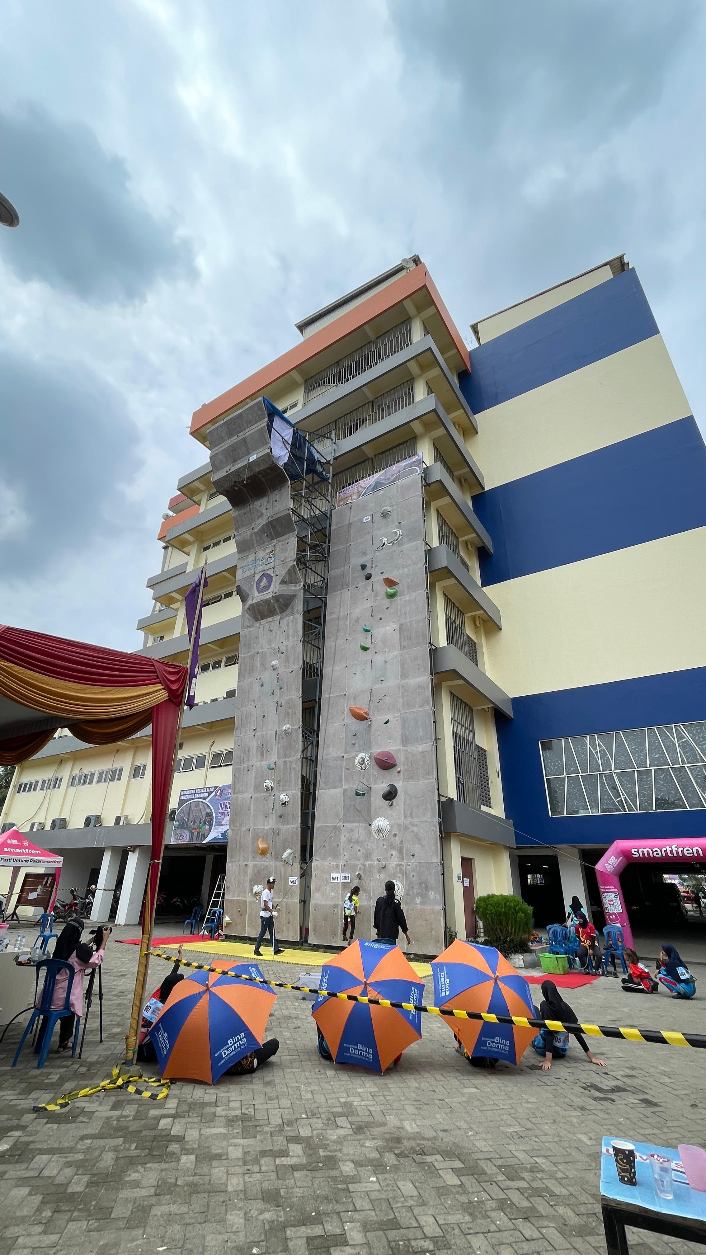Universitas Bina Darma Palembang Kembangkan Prestasi Mahasiswa Lewat Olahraga Panjat Tebing