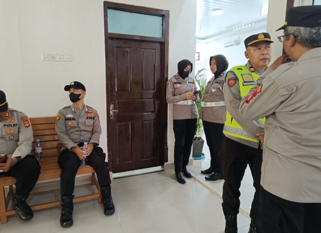 Puluhan Personel Polres Amankan Sidang Putusan Perkara Kades Pematang Panggang Dugaan Ijazah Palsu