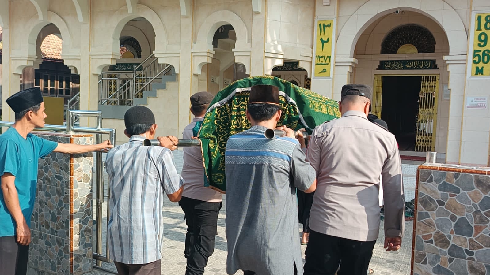 Luar Biasa! Anggota Polsek Tanjung Batu Ogan Ilir Bantu Usung Keranda Jenazah Warga yang Meninggal Dunia