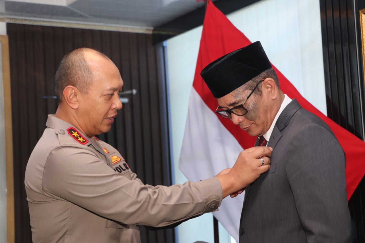 Kapolda Sumsel Serahkan PIN Emas dan Penghargaan Kapolri kepada Bupati PALI