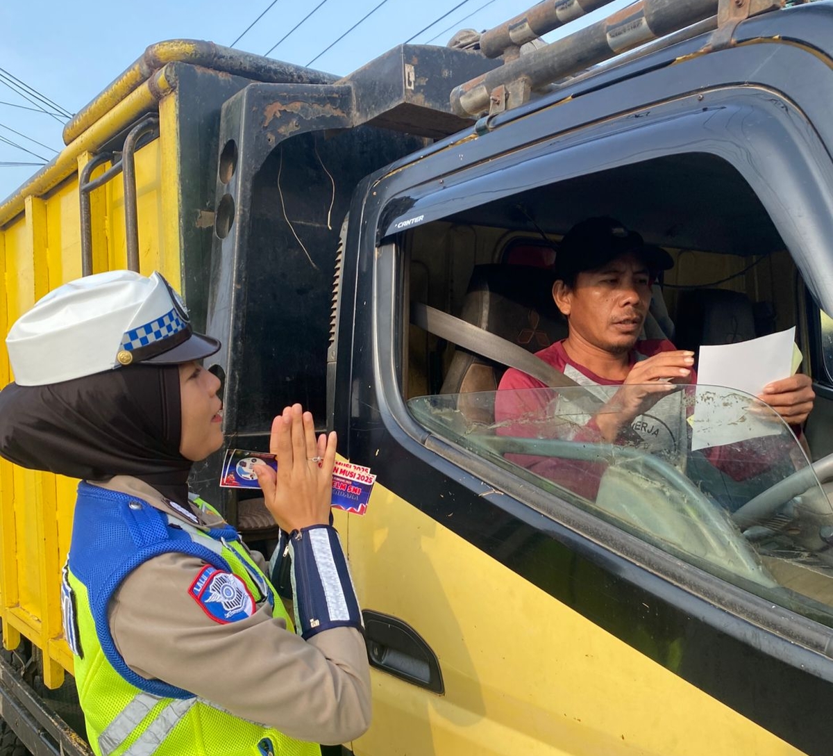 Operasi Keselamatan Musi 2025 di Ogan Ilir Dimulai, Satlantas Bagikan Stiker Imbauan & Edukasi Pengguna Jalan