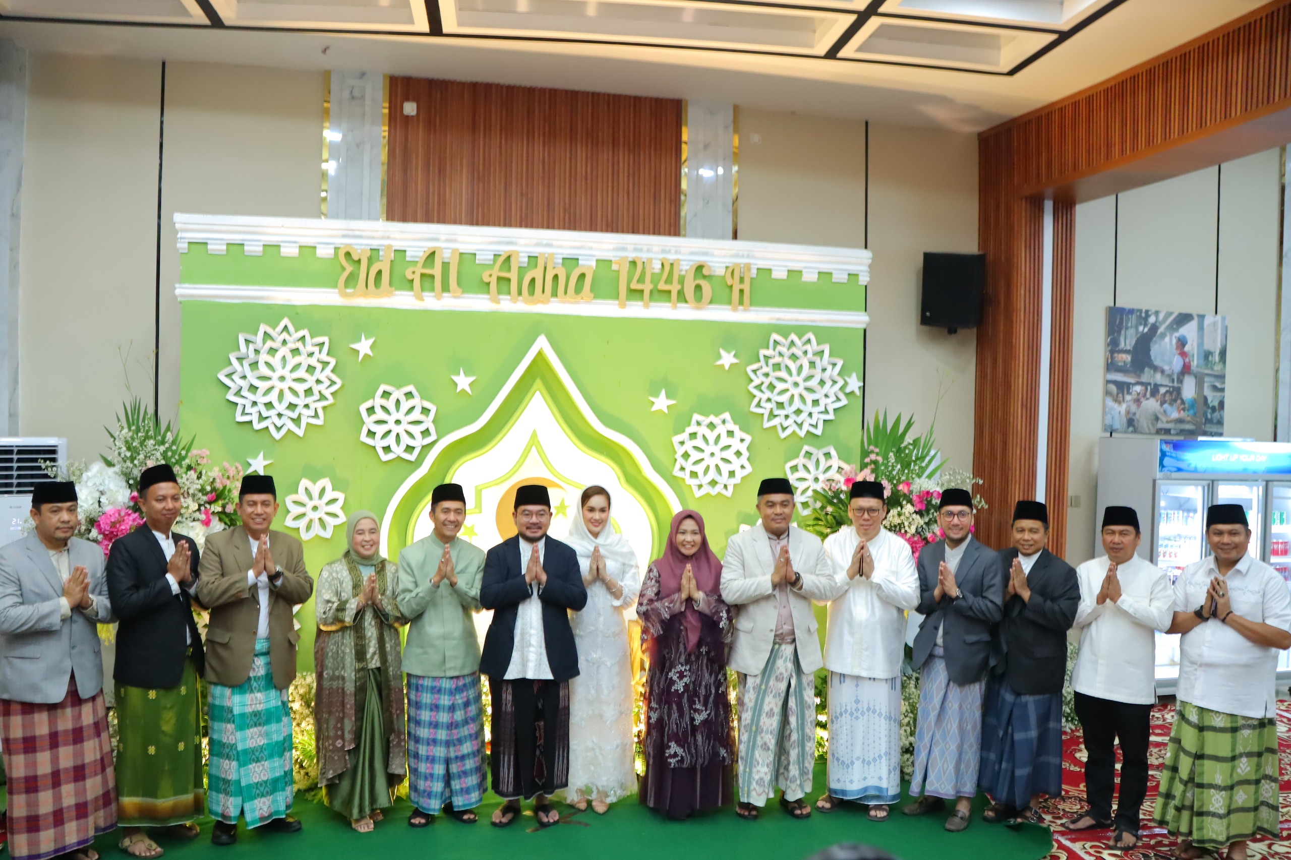 Usai Sholat Idul Adha di Mesjid Agung Palembang, Ratu Dewa Doakan JCH yang sedang Mabit di Mina