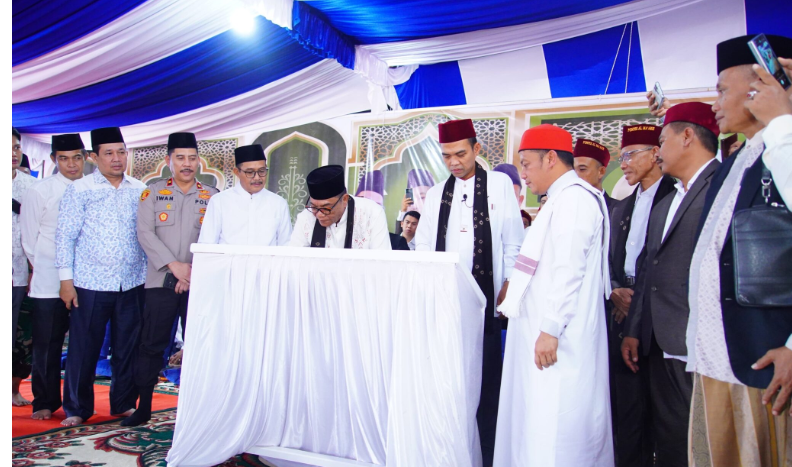 Peresmian Pondok Pesantren Al-Ma’arif, Masyarakat Muba Sambut Antusias Kehadiran Bupati dan Ustadz Abdul Somad