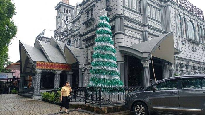 Estetik! Gereja Katedral St Maria Palembang Punya Pohon Natal Unik dari Botol Bekas, Tingginya Bikin Melongo