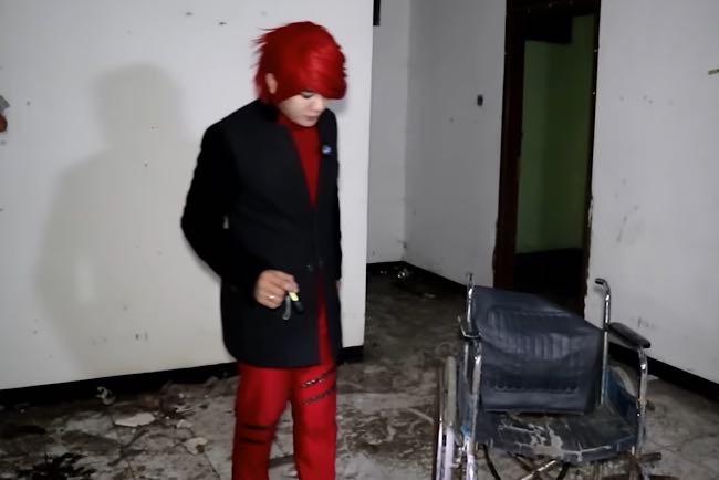 Wow! Pesulap Merah Bongkar Kursi Roda Angker Panti Jompo Terbengkalai di Bogor, Merinding Boneka Gerak Sendiri