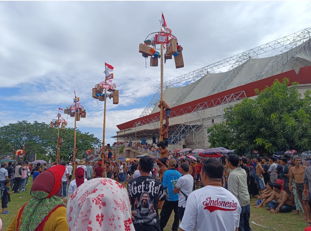 Meriahkan HUT ke-80 Kemerdekaan RI, Pemkab OKI Gelar Panjat Pinang, Perebutkan Hadiah Jutaan Rupiah