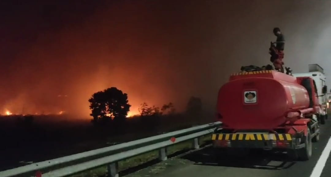 Kebakaran Lahan Mengular di 3 Lokasi Sekaligus di Ogan Ilir Malam Ini, Datangkan Bantuan dari Gelumbang