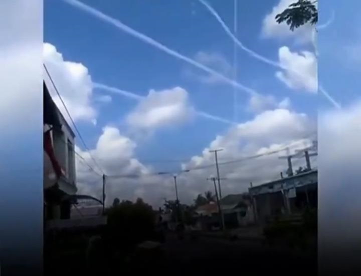 Viral, Beredar Video Kilatan Sinar dan Asap di Langit Palembang, Netizen: Perang Senjata Biologi Dimulai