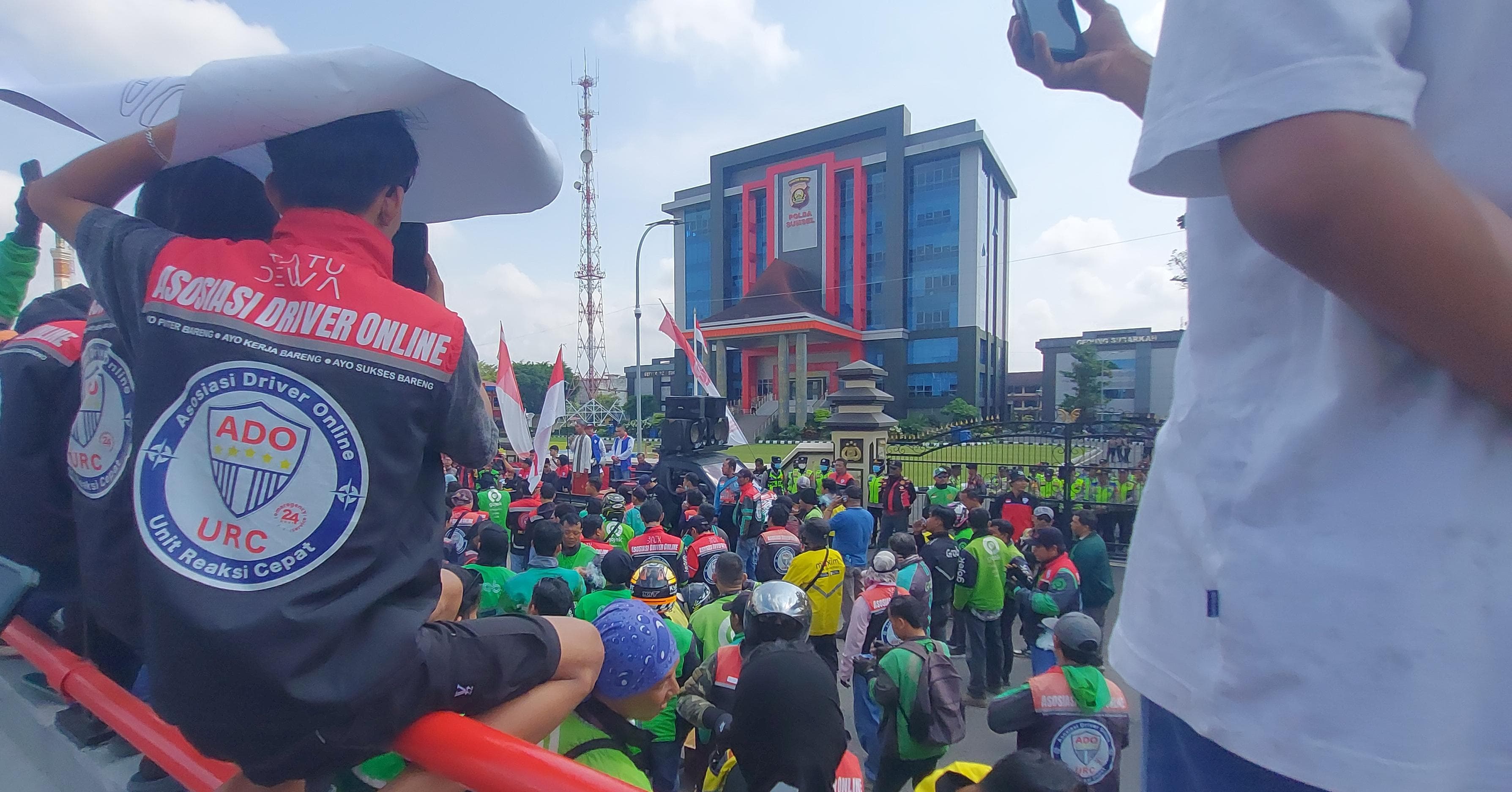 Ribuan Driver Online Gelar Aksi Damai di Mapolda Sumsel Buntut Ojol Tewas Dilindas Barracuda Brimob