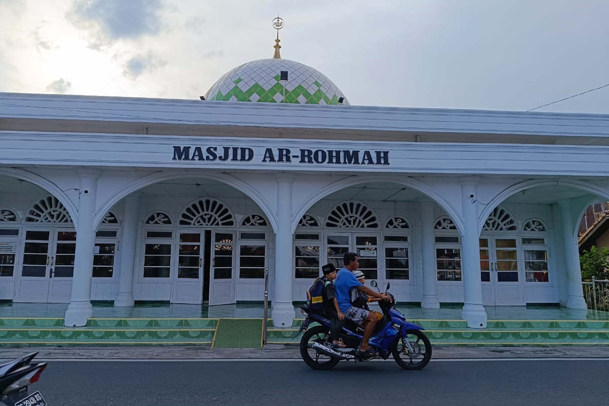Menara Masjid Ar Rohmah Simbol Keagamaan yang Kokoh Sejak 1974