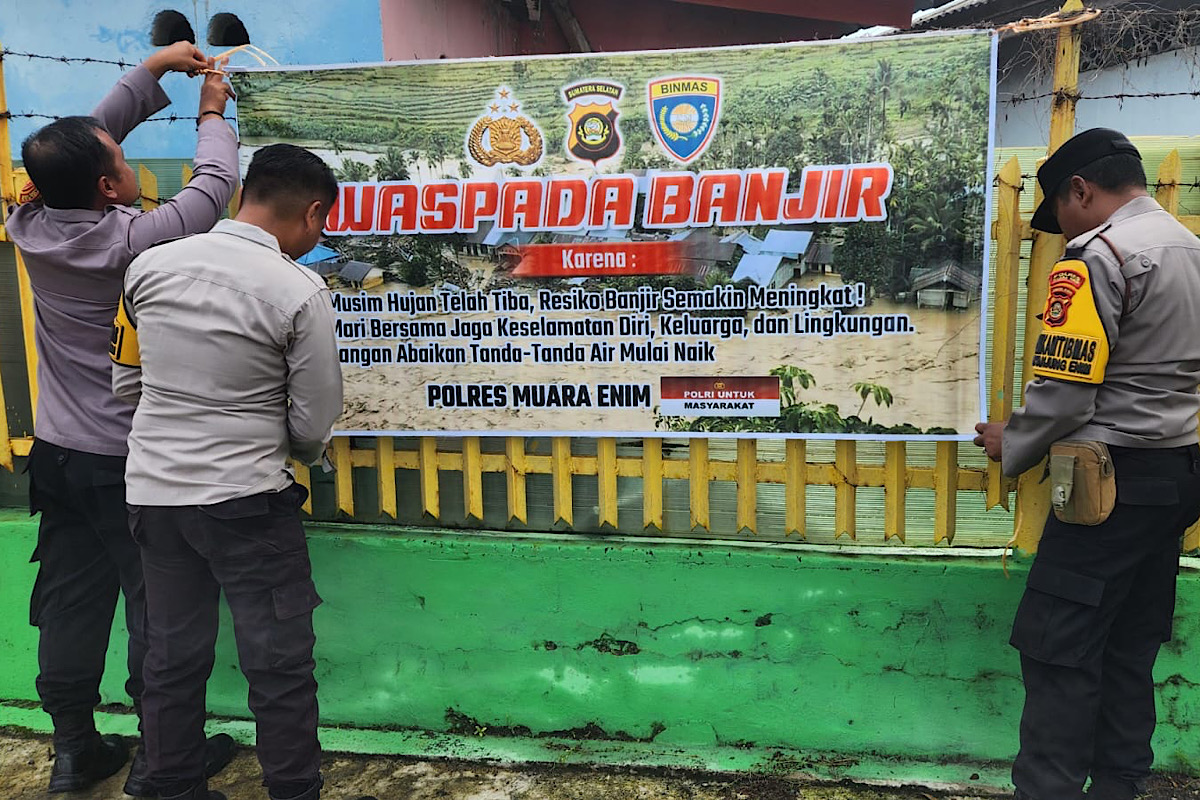 Curah Hujan Tinggi, Polsek Lawang Kidul Pasang Spanduk Peringatan Waspada Banjir