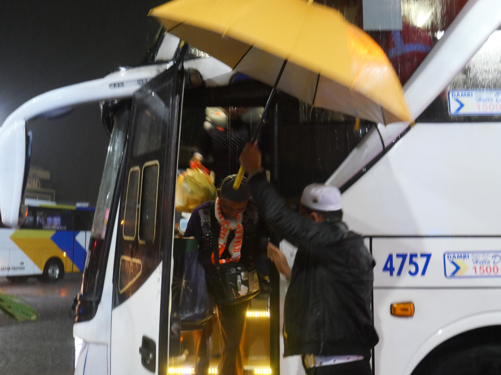 Kedatangan Kloter 13 Debarkasi Palembang Disambut Hujan Deras, Jemaah Haji Disiapkan Garbarata Menuju Bus